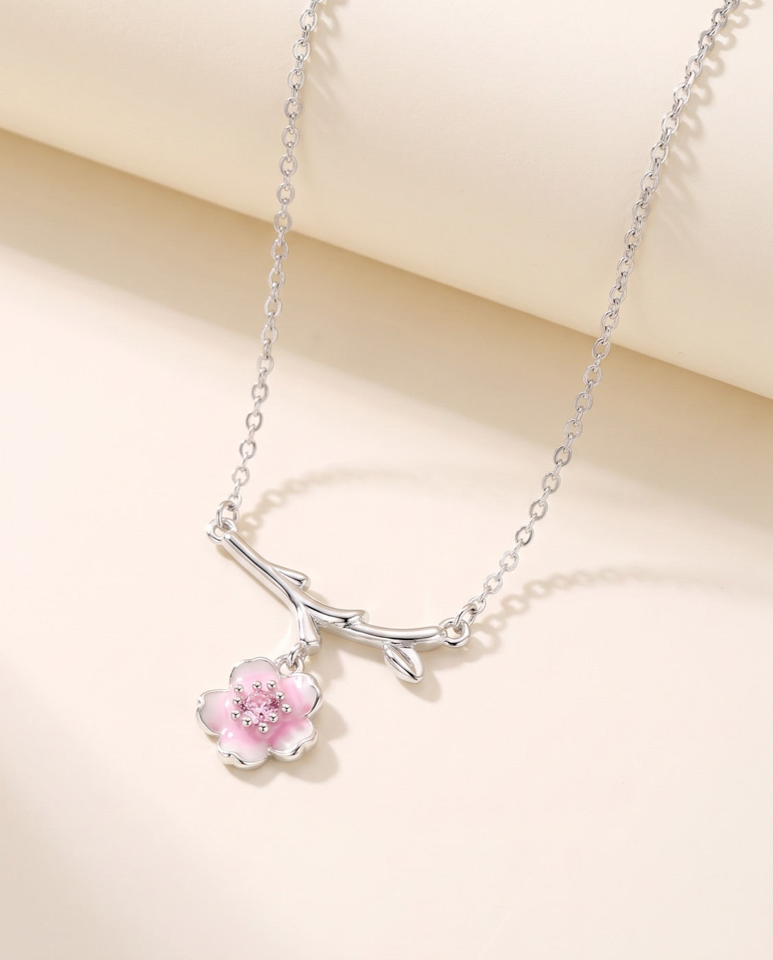 Kirschblüten-Kette Amelie, 925 Sterlingsilber mit rosa Blüte, auf Ivory