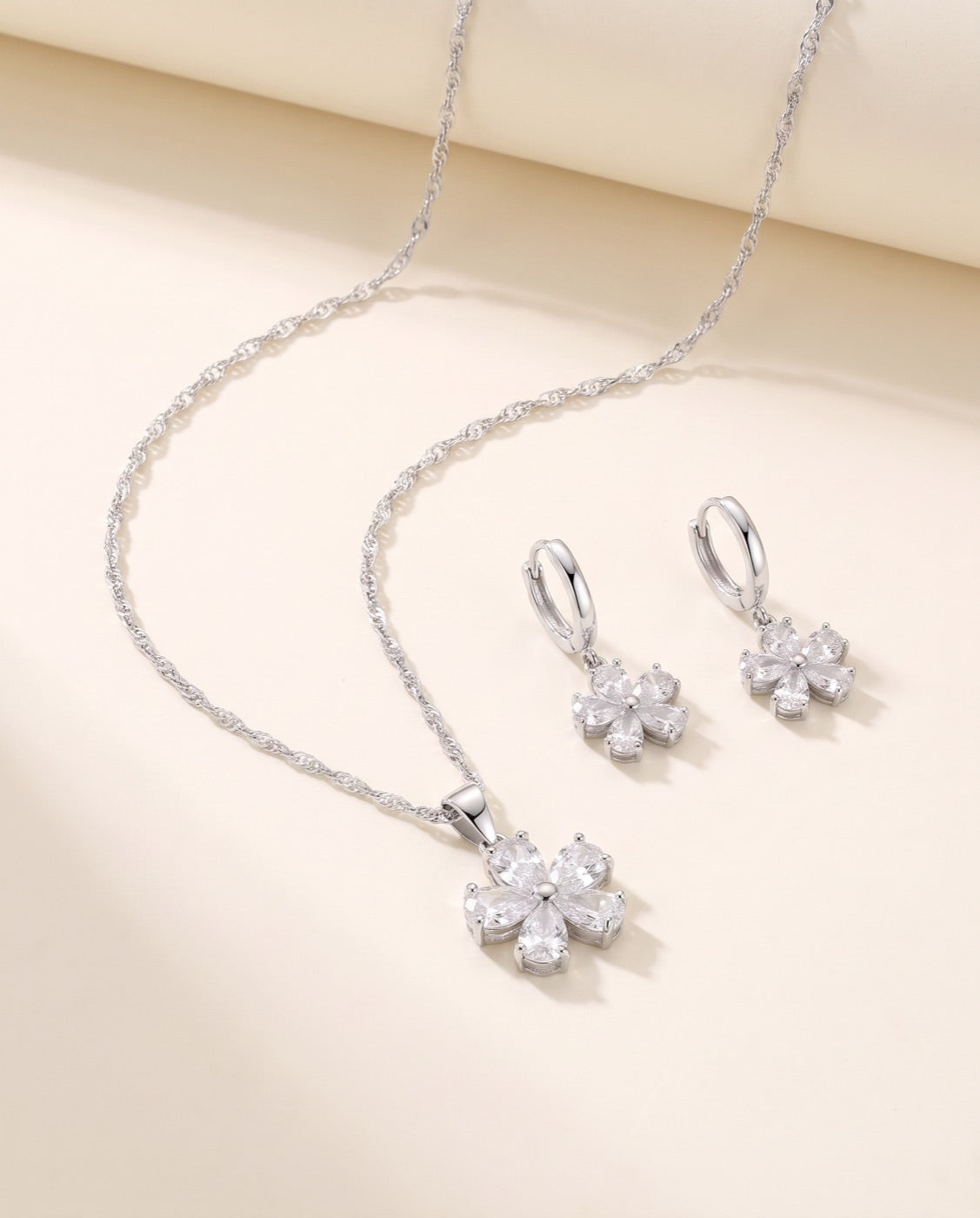 Schmuckset Flora, Kette und Ohrringe aus 925 Sterlingsilber, auf Ivory