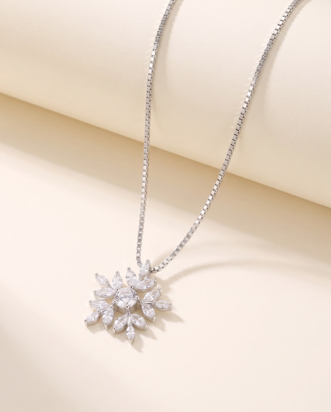 Schneeflocken-Kette Frida, 925 Sterlingsilber an Venezianerkette, auf Ivory