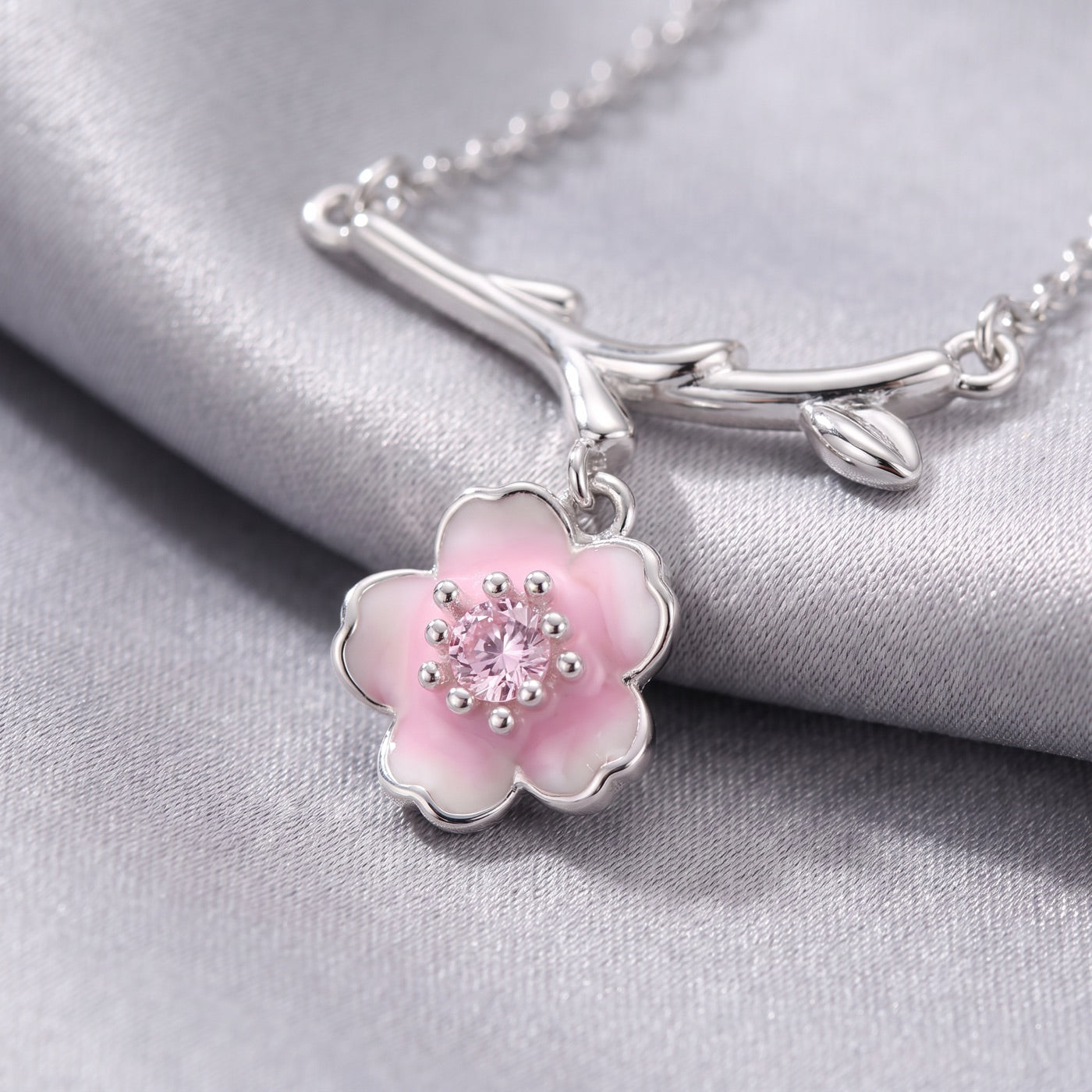 Makroaufnahme der Kirschblüte mit rosa Zirkonia und silbernen Staubgefäßen