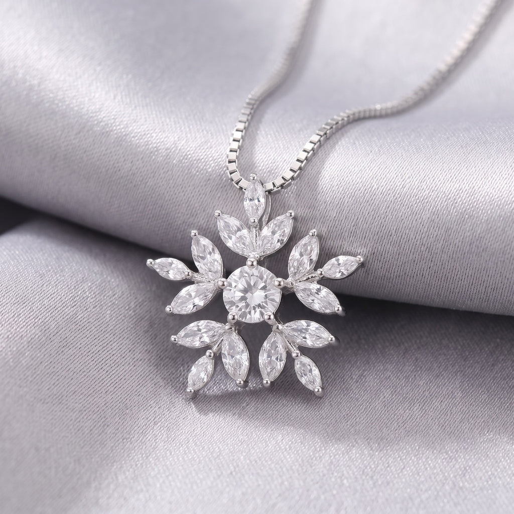 Makroaufnahme der Schneeflocke aus Marquise-Zirkonia mit rundem Mittelstein