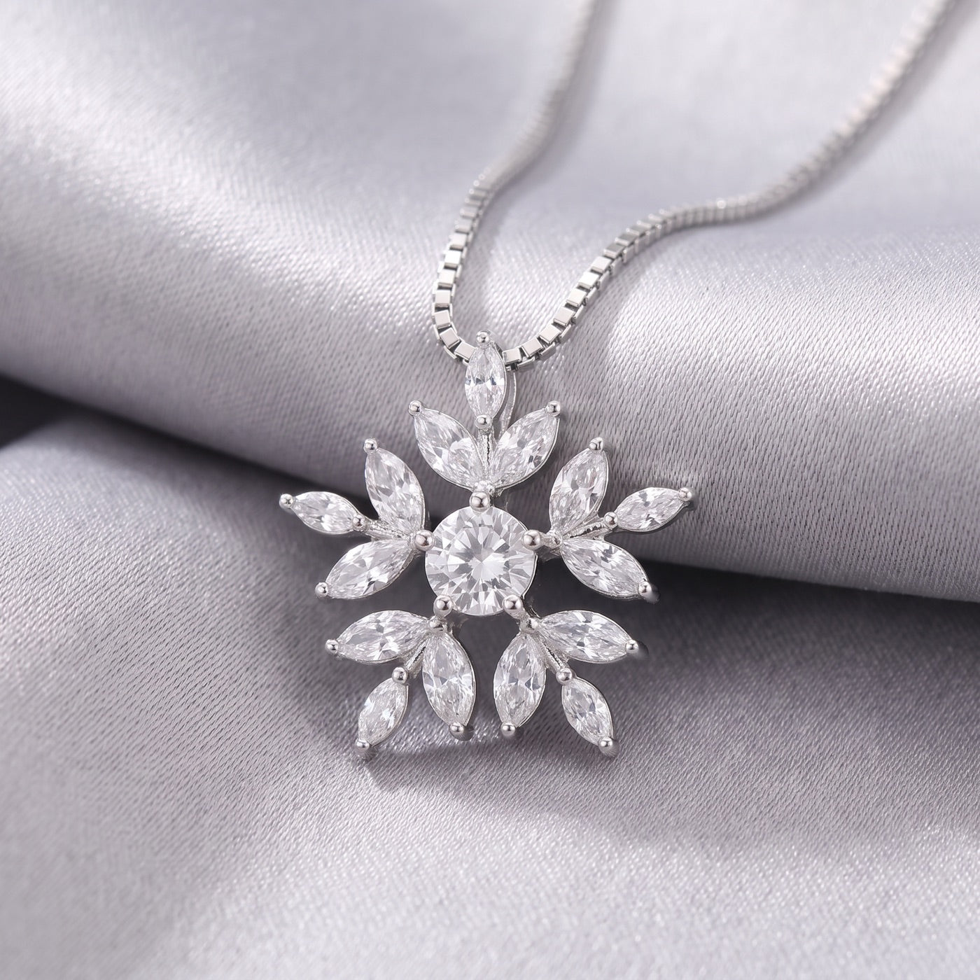 Makroaufnahme der Schneeflocke aus Marquise-Zirkonia mit rundem Mittelstein