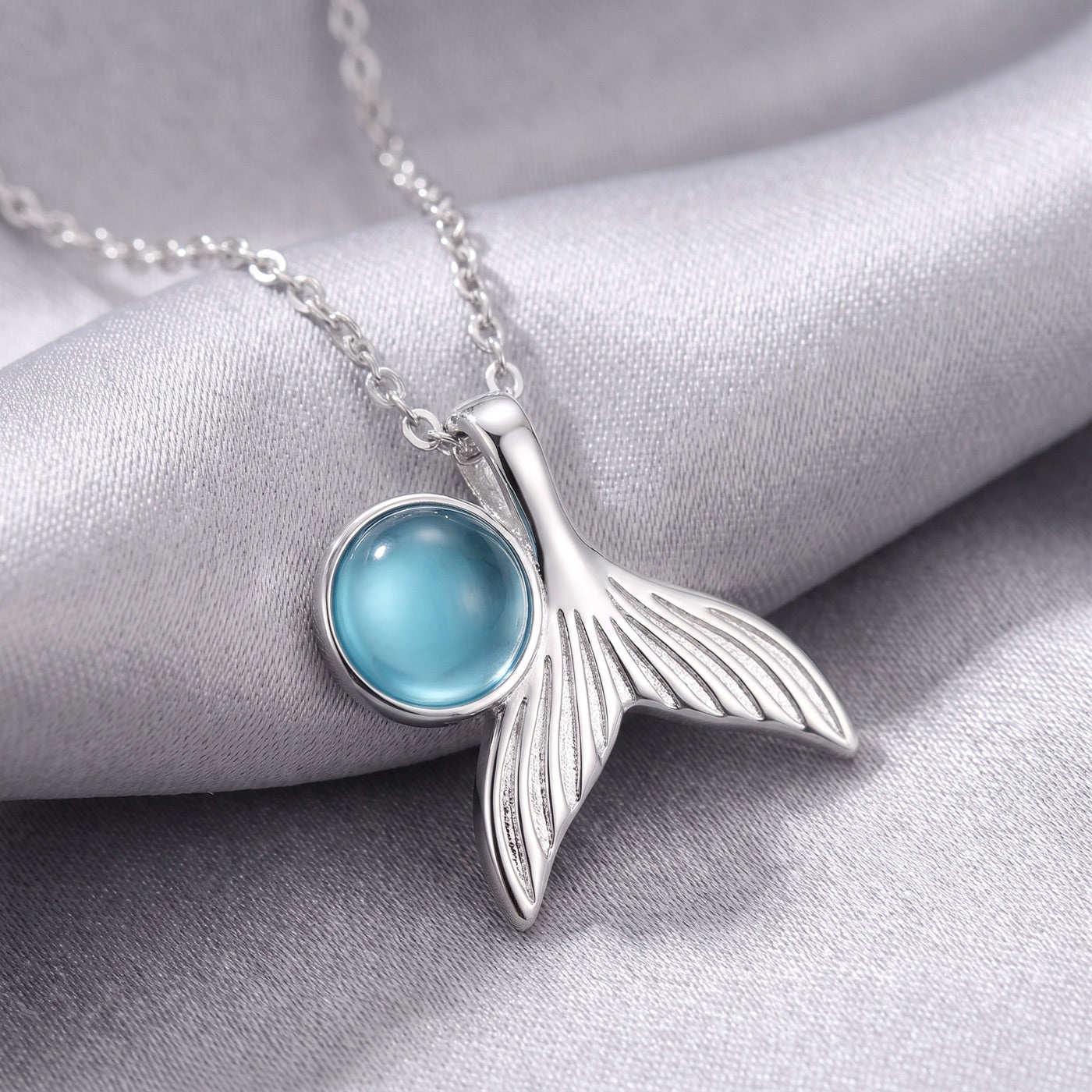 Makroaufnahme des Anhängers, Flossenrillen und blauer Cabochon