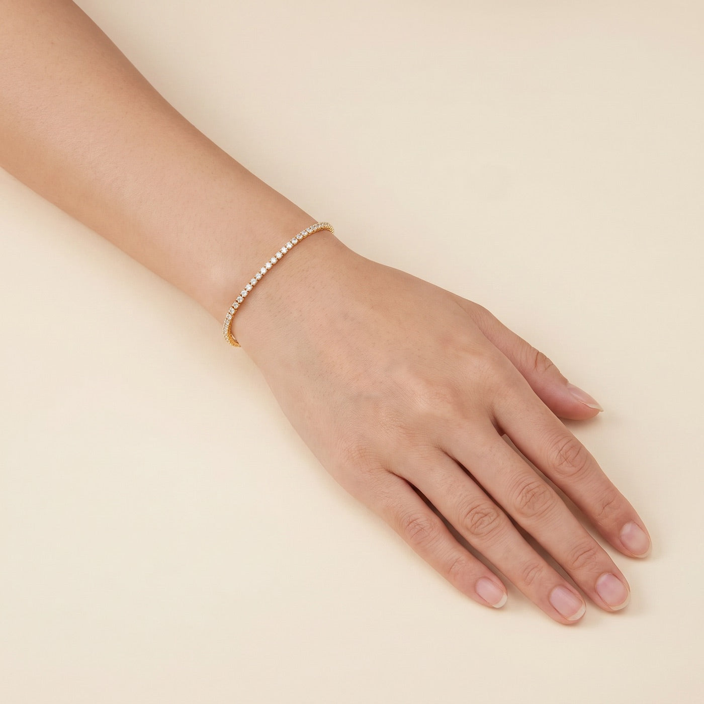 Tennisarmband Grace am Handgelenk, Größenbezug
