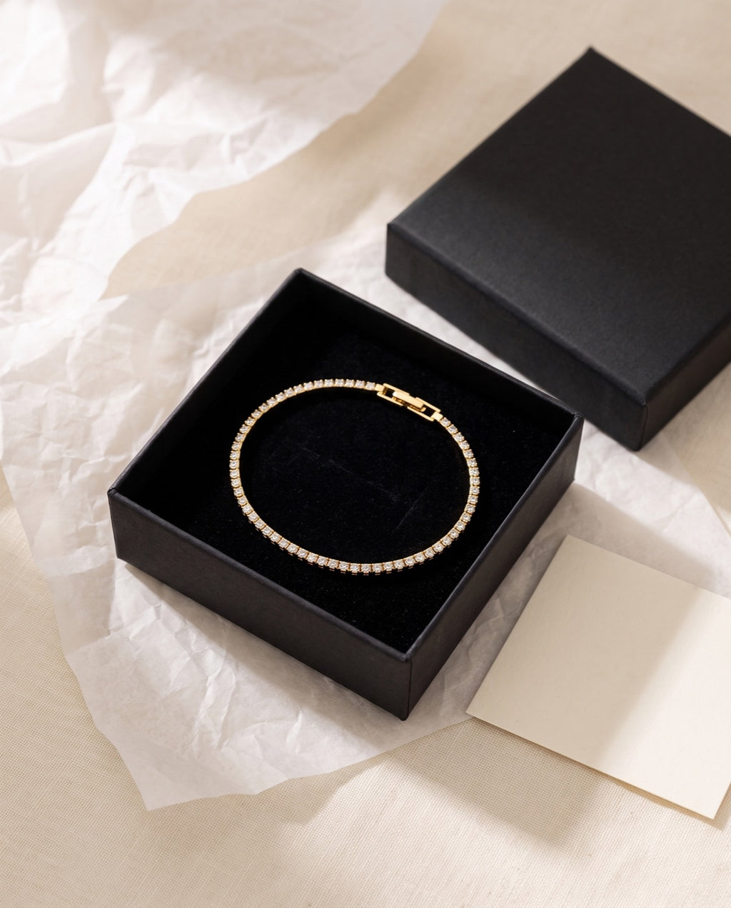 Tennisarmband Grace in der schwarzen Geschenkbox mit Seidenpapier